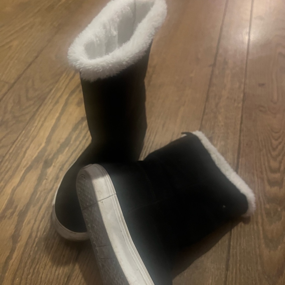 Old Navy Girls Boots (size 4)